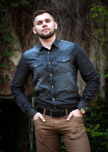 portrait, de, a, jeune homme, dans, a, chemise, et, pantalon