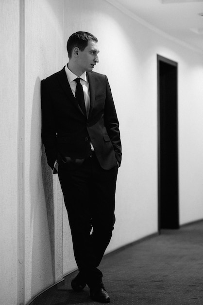 portrait d'un jeune homme dans un costume noir