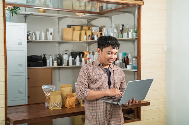 Portrait de jeune homme dans un magasin