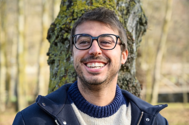 Portrait de jeune homme dans le parc automne.