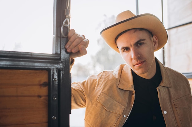 Portrait d'un jeune homme dans un ranch en hiver