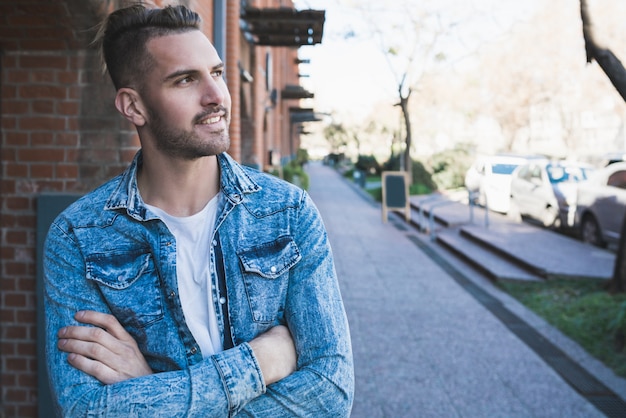 Portrait de jeune homme dans la rue.