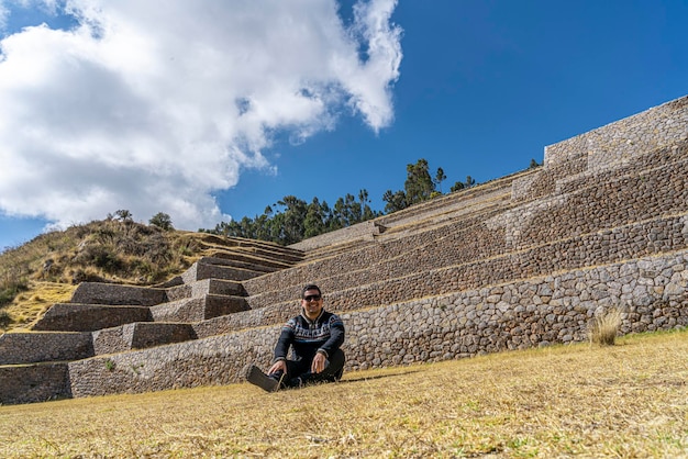 portrait d'un jeune homme dans les ruines de Chincheros, Cusco, Pérou.