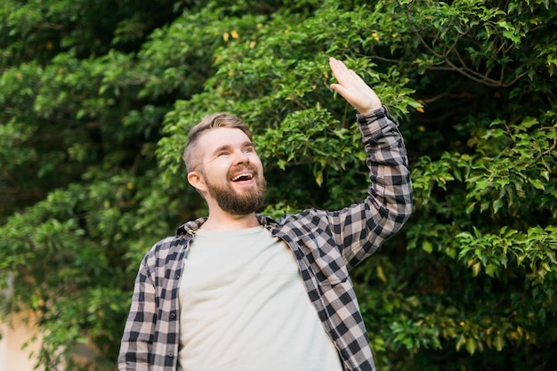 Photo portrait d'un jeune homme debout contre des arbres