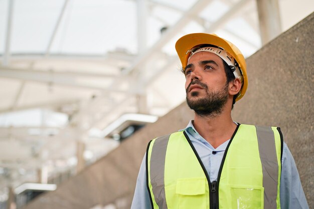 Portrait d'un jeune homme debout contre un bâtiment