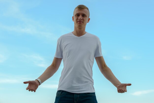 Photo portrait d'un jeune homme debout contre le ciel