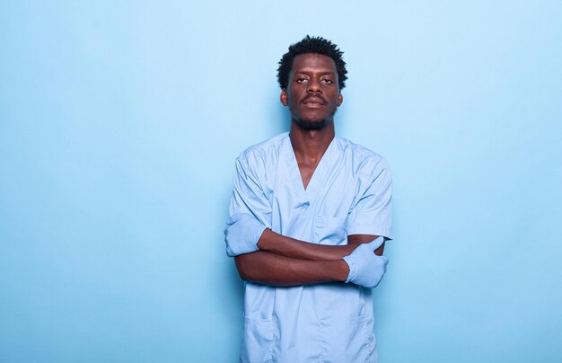 Photo portrait d'un jeune homme debout contre un mur bleu