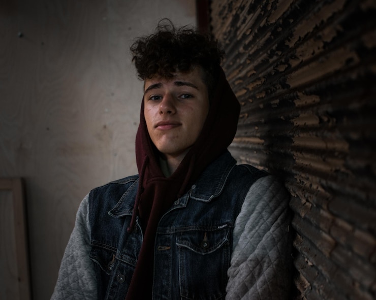 Photo portrait d'un jeune homme debout contre le mur