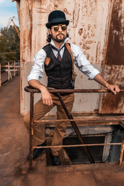 Photo portrait d'un jeune homme debout contre le mur