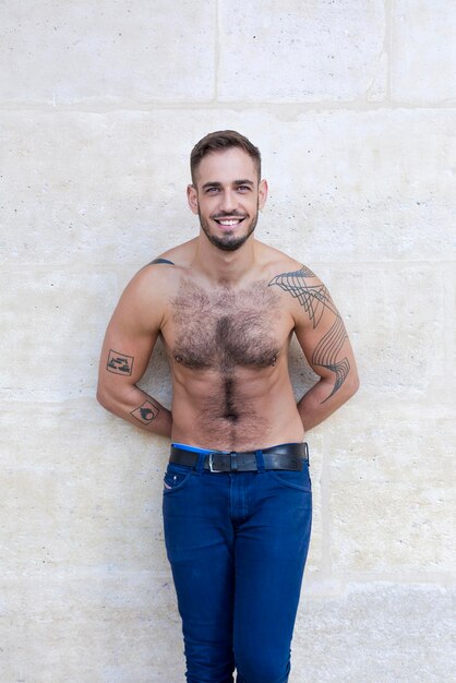 Portrait d'un jeune homme debout contre le mur