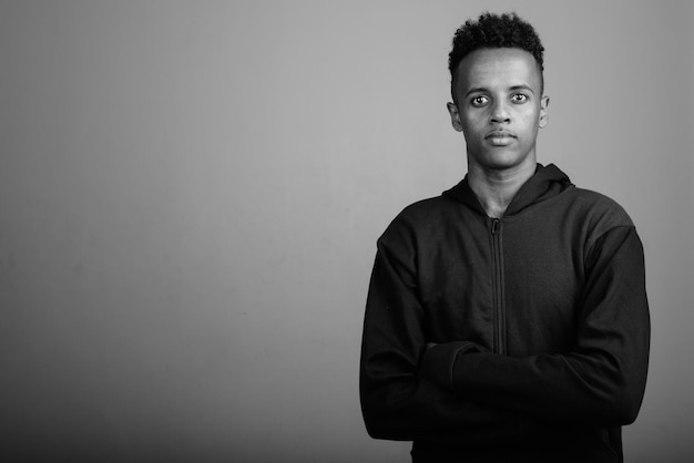 Portrait d'un jeune homme debout contre le mur