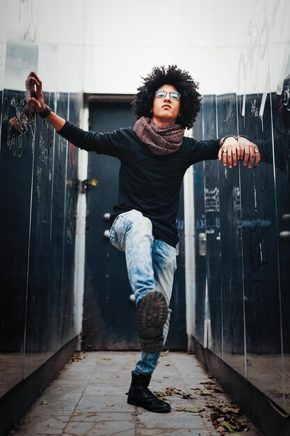 Photo portrait d'un jeune homme debout dans le couloir