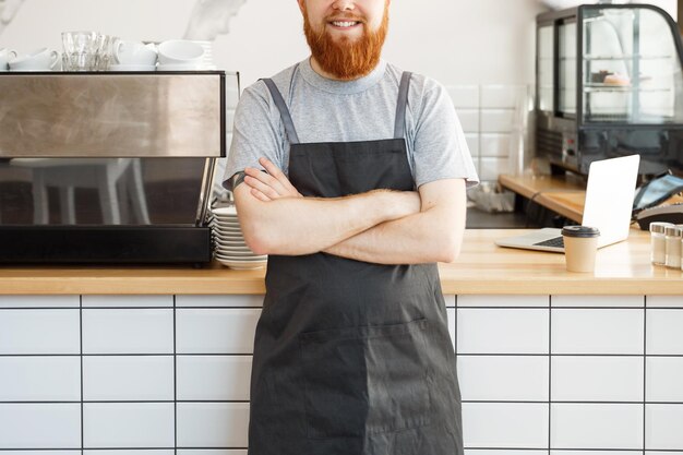 Photo portrait d'un jeune homme debout dans la cuisine