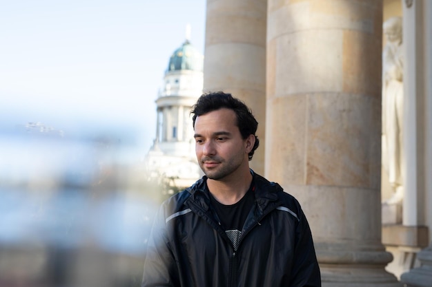 Photo portrait d'un jeune homme debout dans la ville