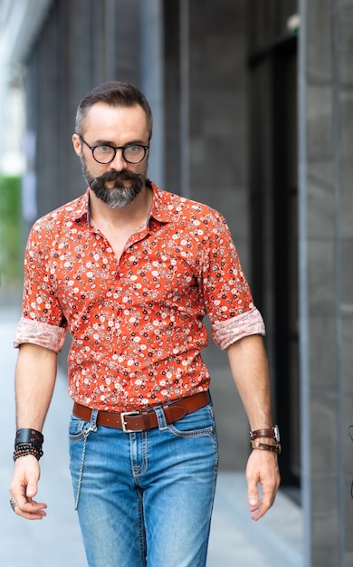 Photo portrait d'un jeune homme debout à l'extérieur