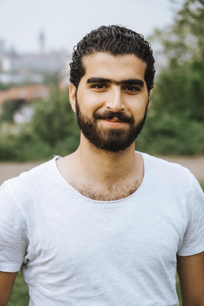 Portrait d'un jeune homme debout à l'extérieur