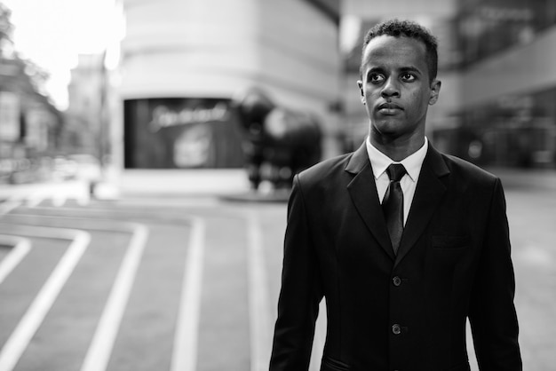 Photo portrait d'un jeune homme debout à l'extérieur