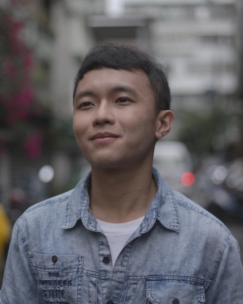 Portrait d'un jeune homme debout à l'extérieur