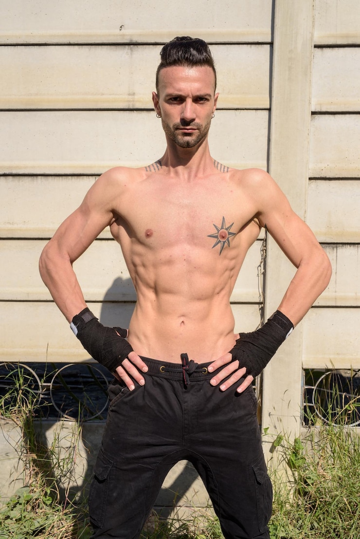 Photo portrait d'un jeune homme debout à l'extérieur