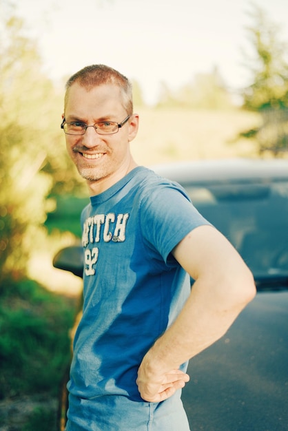 Portrait d'un jeune homme debout à l'extérieur