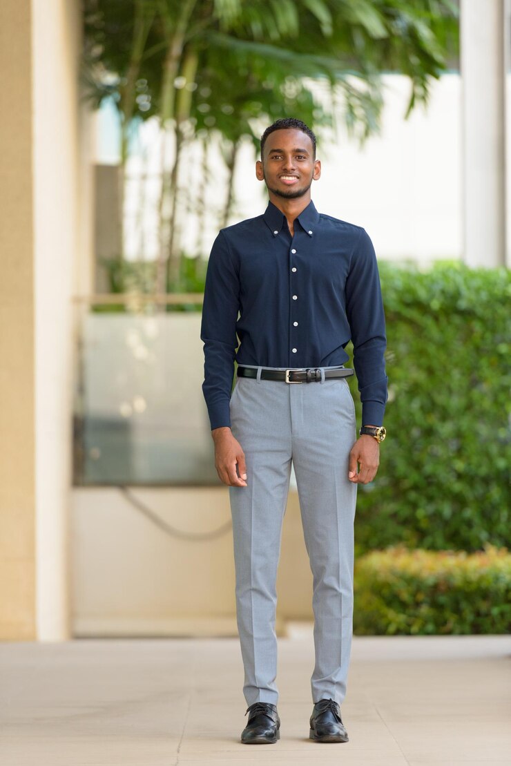 Photo portrait d'un jeune homme debout à l'extérieur