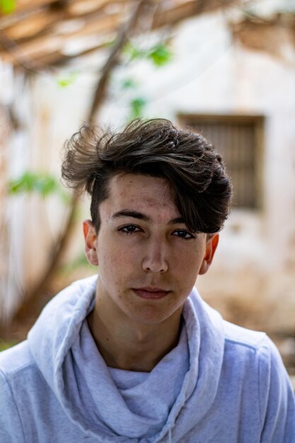 Portrait d'un jeune homme debout à l'extérieur