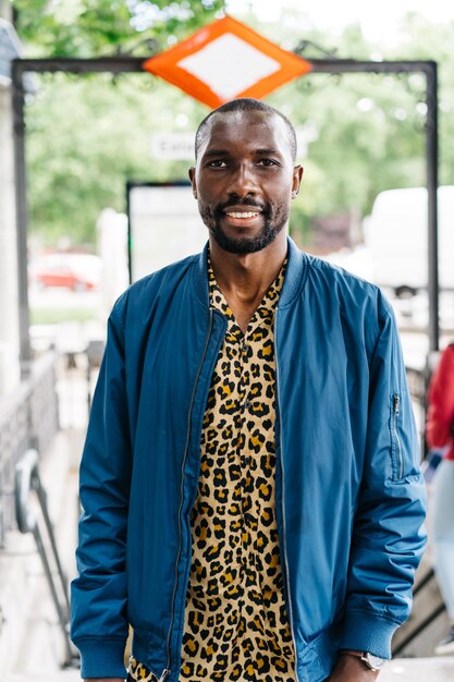 Photo portrait d'un jeune homme debout à l'extérieur