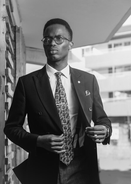 Photo portrait d'un jeune homme debout à l'extérieur