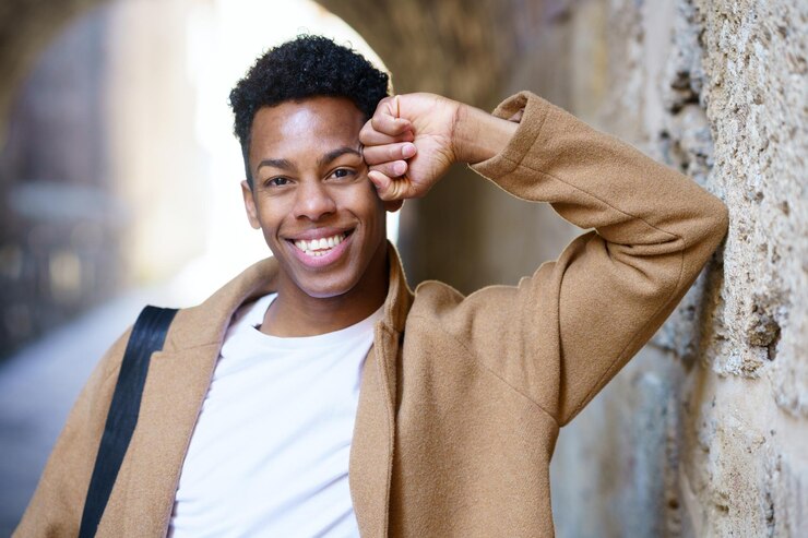Photo portrait d'un jeune homme debout à l'extérieur