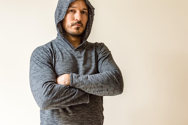 Portrait d'un jeune homme debout sur un fond beige