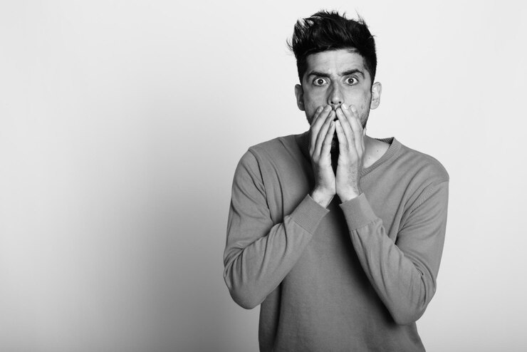 Photo portrait d'un jeune homme debout sur un fond blanc