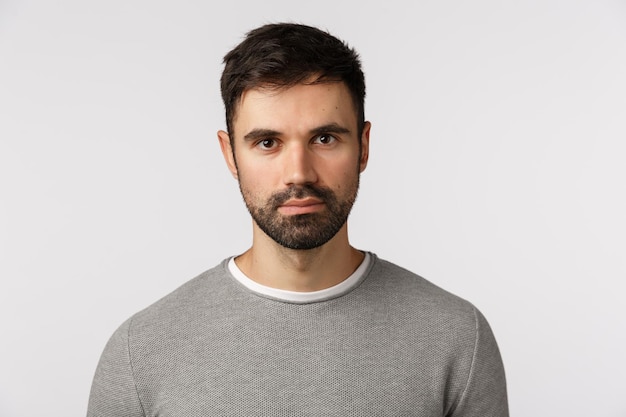 Portrait d'un jeune homme debout sur un fond blanc