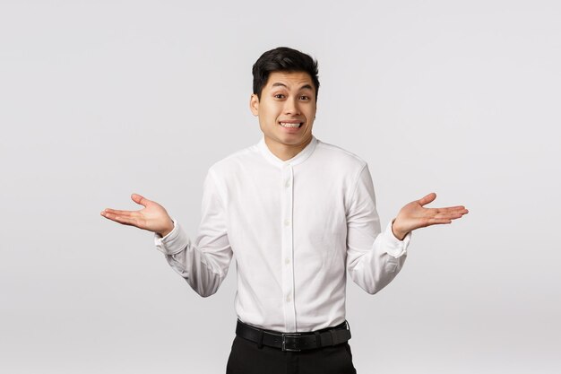 Portrait d'un jeune homme debout sur un fond blanc