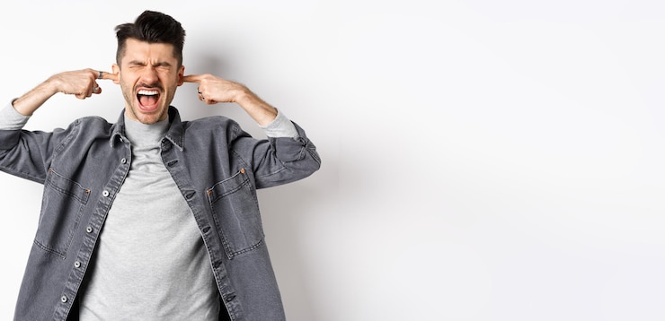 Photo portrait d'un jeune homme debout sur un fond blanc