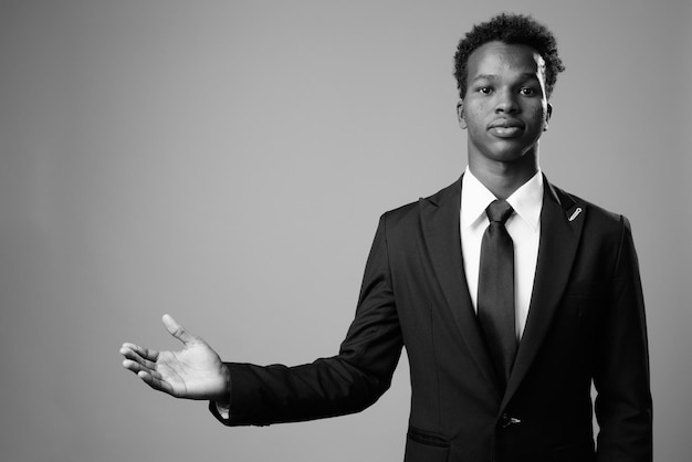 Photo portrait d'un jeune homme debout sur un fond blanc