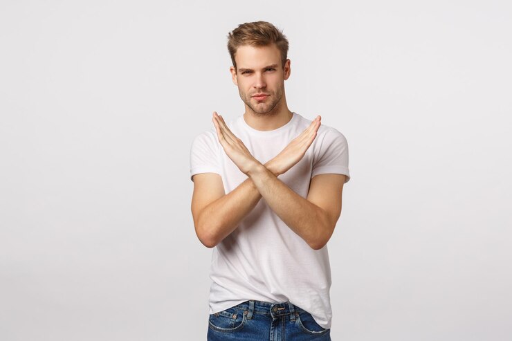 Photo portrait d'un jeune homme debout sur un fond blanc