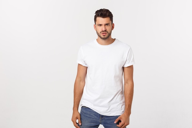Portrait d'un jeune homme debout sur un fond blanc