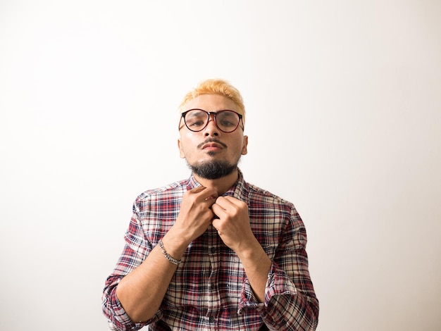 Portrait d'un jeune homme debout sur un fond blanc