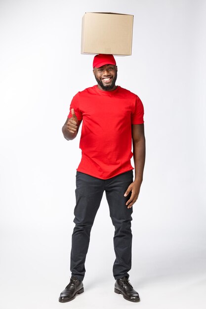 Photo portrait d'un jeune homme debout sur un fond blanc