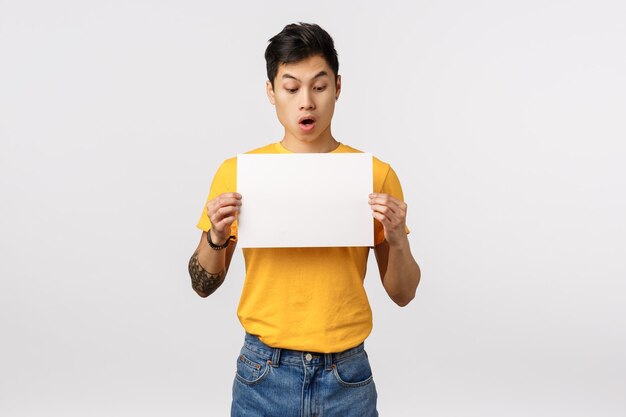 Portrait d'un jeune homme debout sur un fond blanc