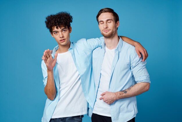 Photo portrait d'un jeune homme debout sur un fond bleu