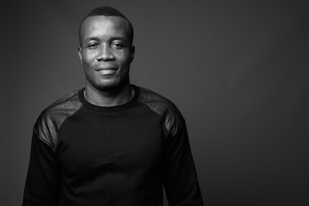 Photo portrait d'un jeune homme debout sur un fond gris