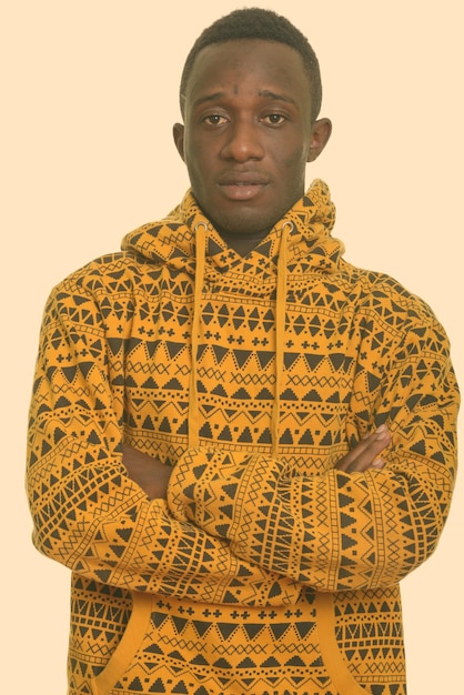 Photo portrait d'un jeune homme debout sur un fond gris