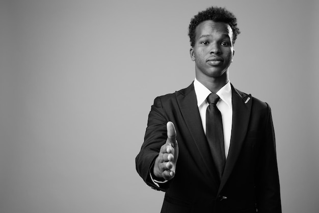 Photo portrait d'un jeune homme debout sur un fond gris