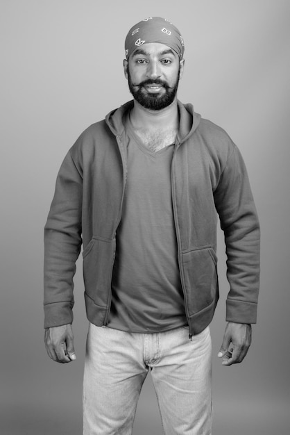 Photo portrait d'un jeune homme debout sur un fond gris