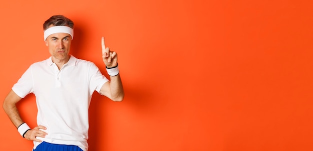 Photo portrait d'un jeune homme debout sur un fond jaune