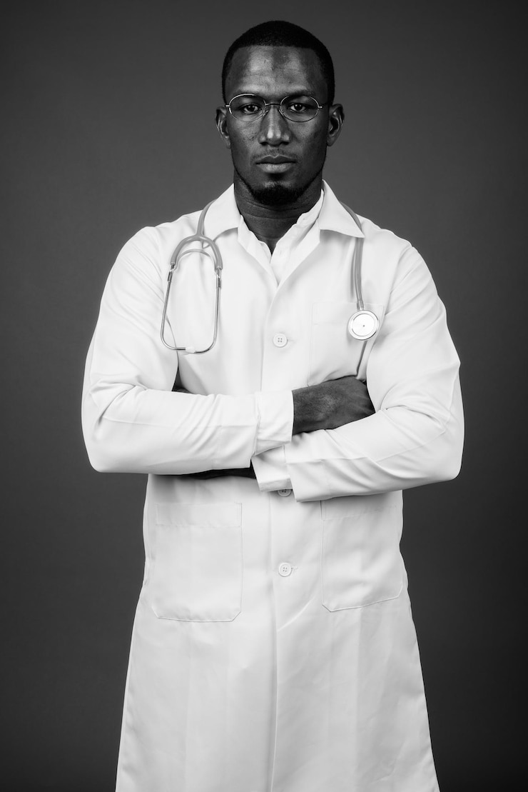Photo portrait d'un jeune homme debout sur un fond noir