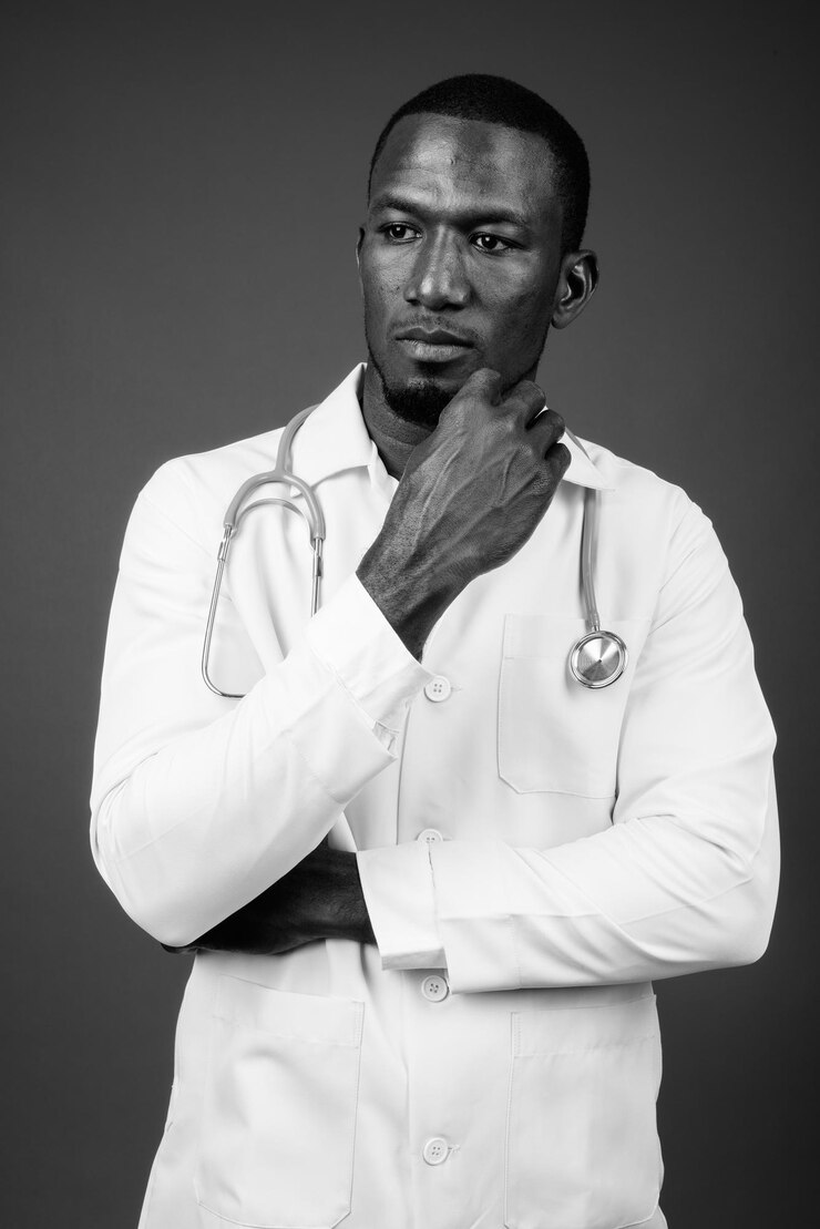 Photo portrait d'un jeune homme debout sur un fond noir