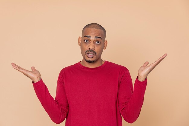 Photo portrait d'un jeune homme debout sur un fond rouge