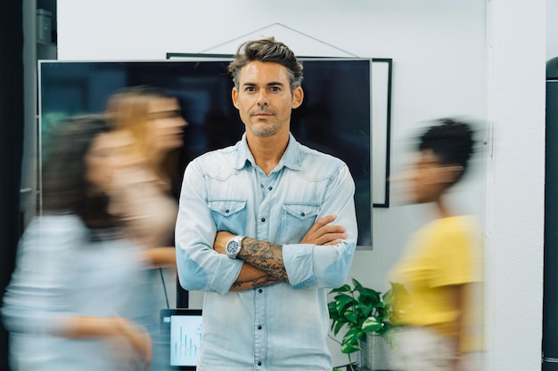 Portrait d'un jeune homme debout à la maison